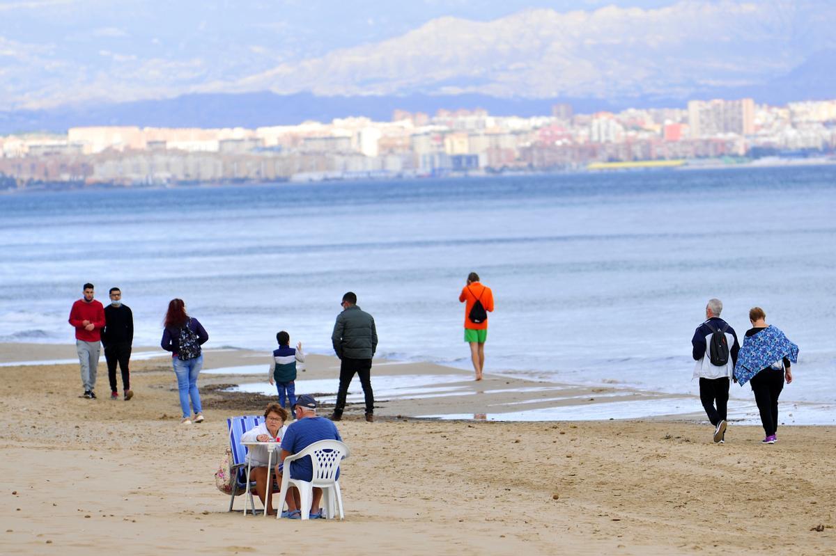 Personas paseando por la playa de Arenales del Sol este fin de semana.