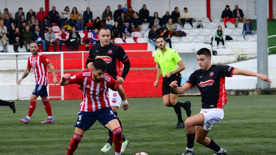 Jesús Varela, del Alondras, conduce el balón ante la presión de dos rivales. |  // GONZALO NÚÑEZ
