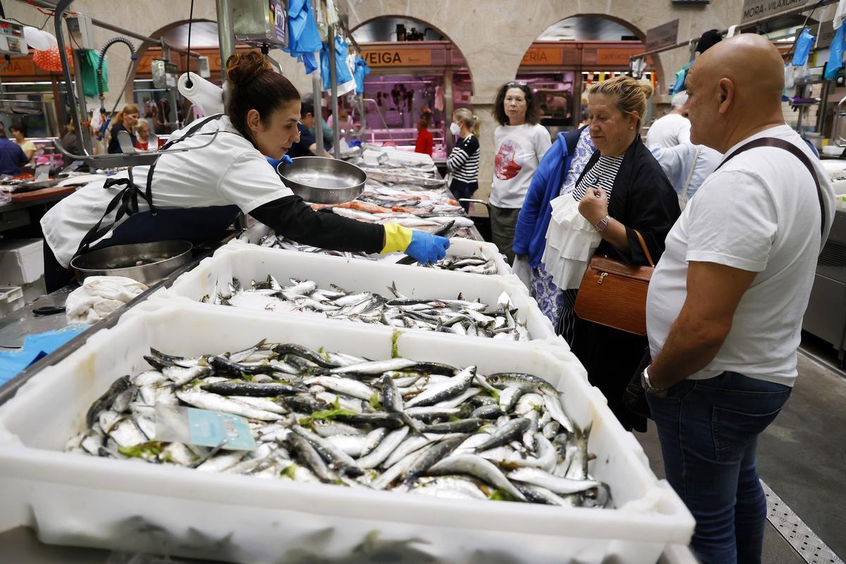 Venta de sardinas, ayer, en el Mercado de Pontevedra.