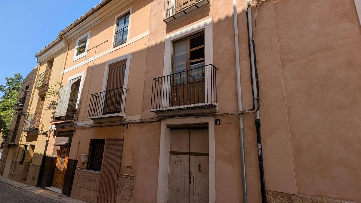 Immoble en el carrer Pare Urios amb diverses ordes d’execució sense complir