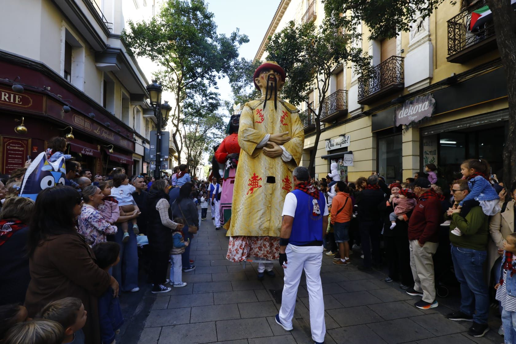 En imágenes | La comparsa de gigantes y cabezudos ilusionan a los más pequeños