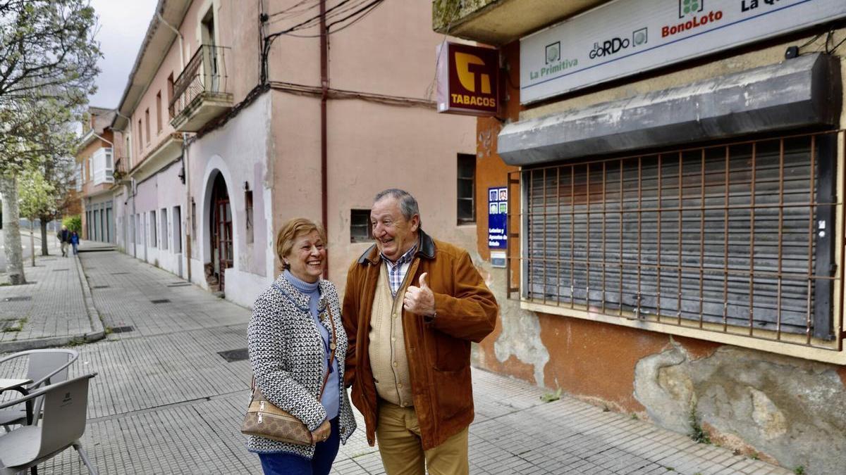 Alicia Díaz y a Ovidio González, junto al local donde el ganador del premio compró el boleto.