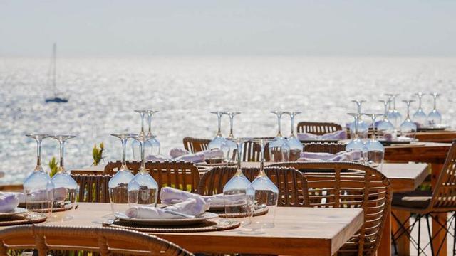 Comer frente al mar en Cala Tarida es un auténtico placer . | | CAS MILÀ