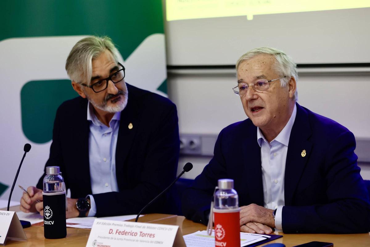 El presidente de la sede de València del COIICV, Federico Torres; y, a la izquierda, el director de la ETSII-UPV, Ángel Ortiz.