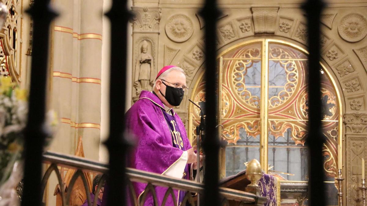 El obispo, en la misa de este Miércoles de Ceniza en la Catedral.