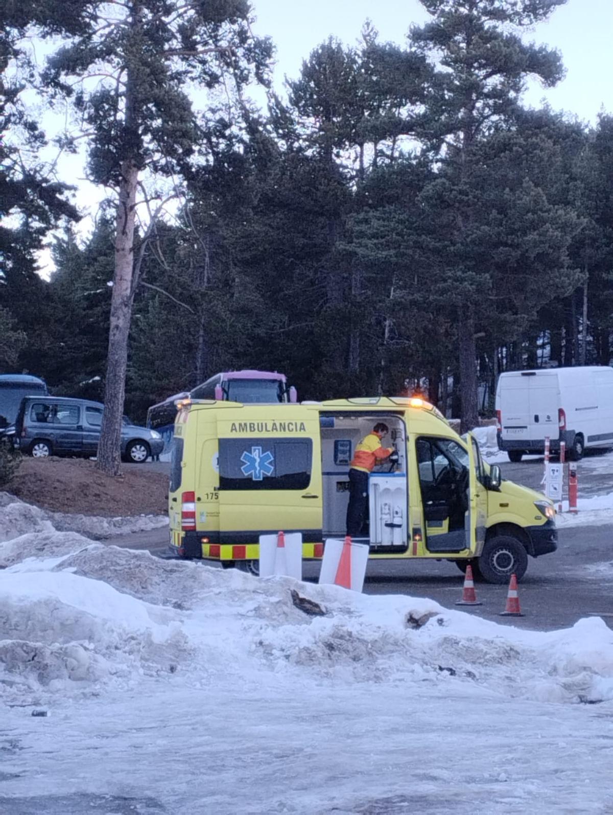 Una ambulància a l'indret on es troba l'hotel afectat