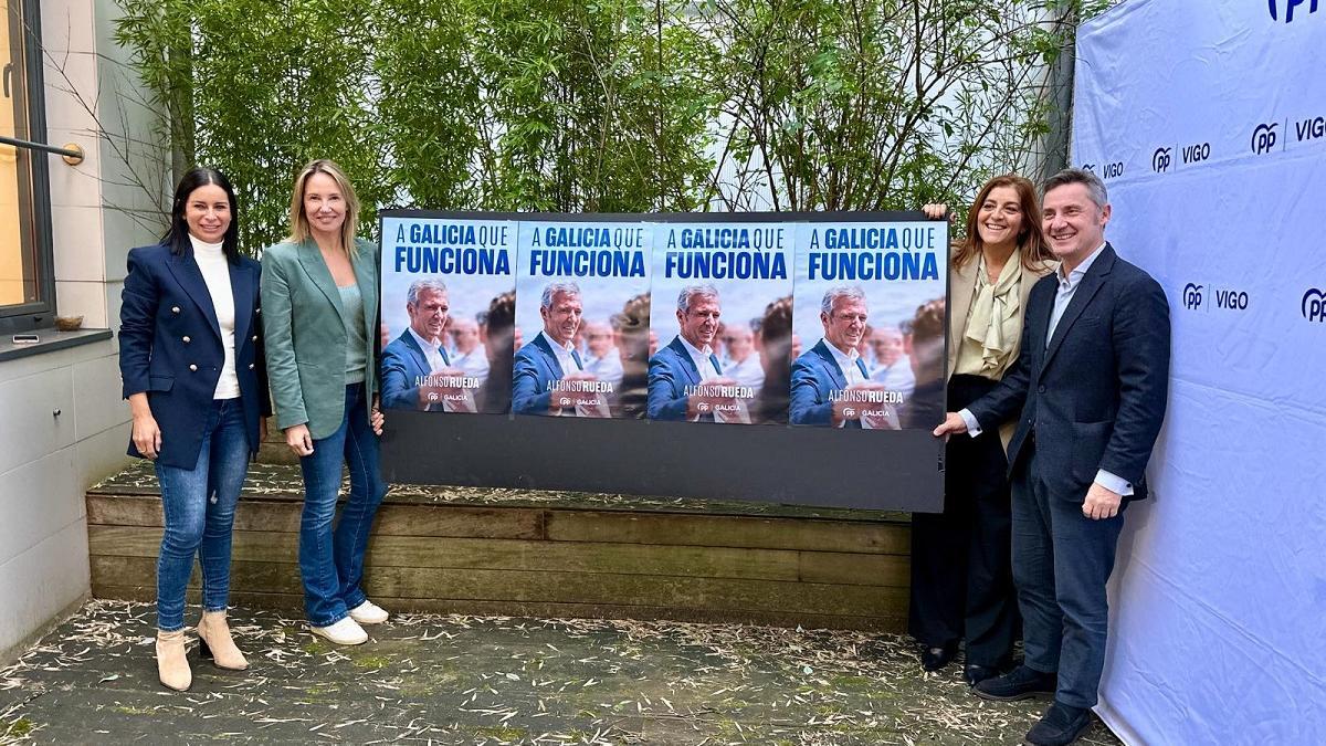 Patricia García, Marta Fernandez Tapias, Mariño y Miguel Fidalgo, durante la pegada de carteles