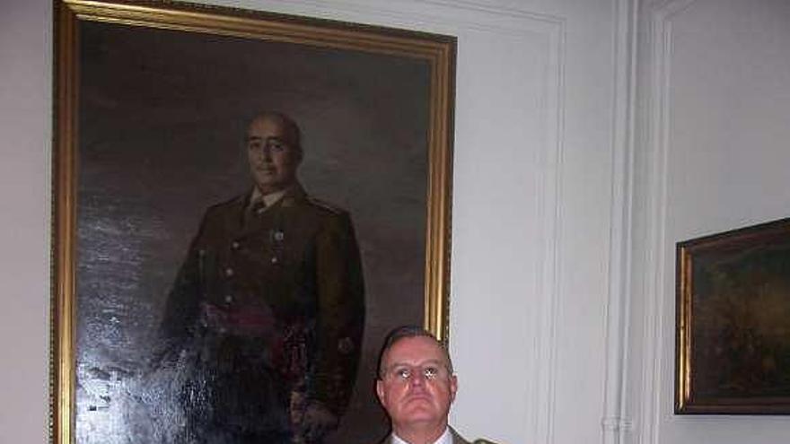 El coronel Navarro, ante un retrato de Franco, el día que fue destituido.