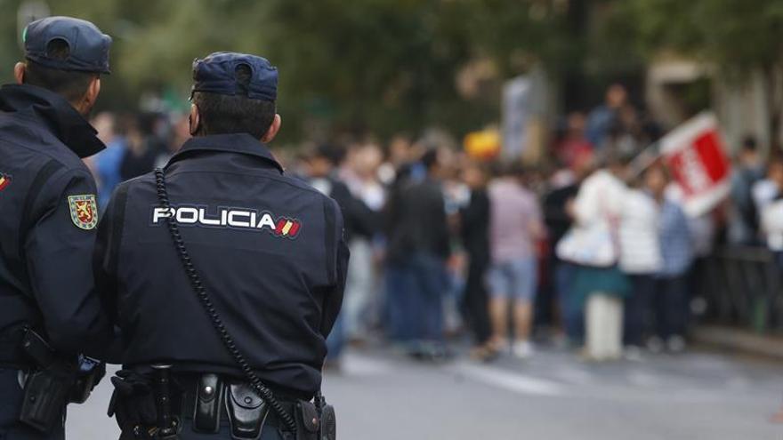 La Policía Nacional pone orden a las puertas de Ferraz