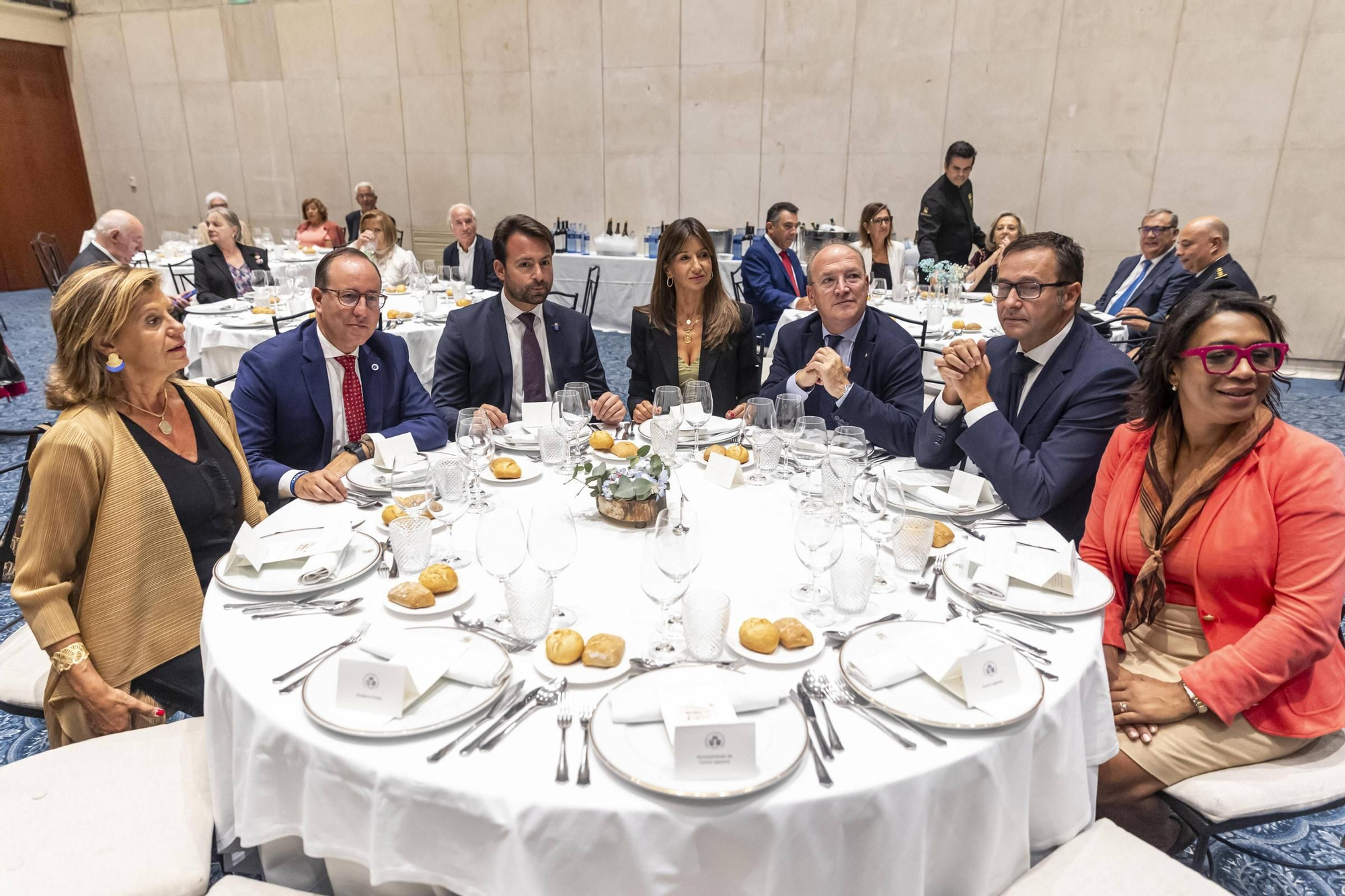 La Asociación Día de Galicia en Asturias entrega su medalla de oro a Adrián Barbón y Carmen Moriyón