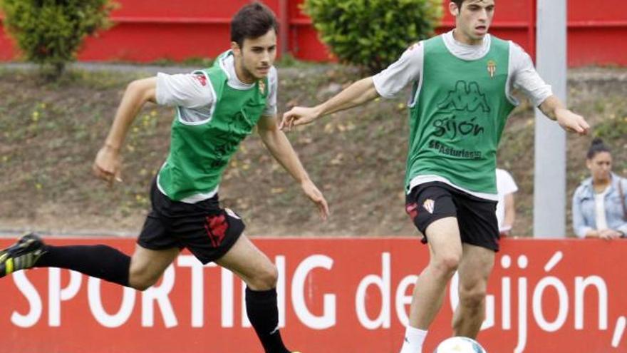 Guille Donoso conduce el balón mientras lo mira Álex Serrano.