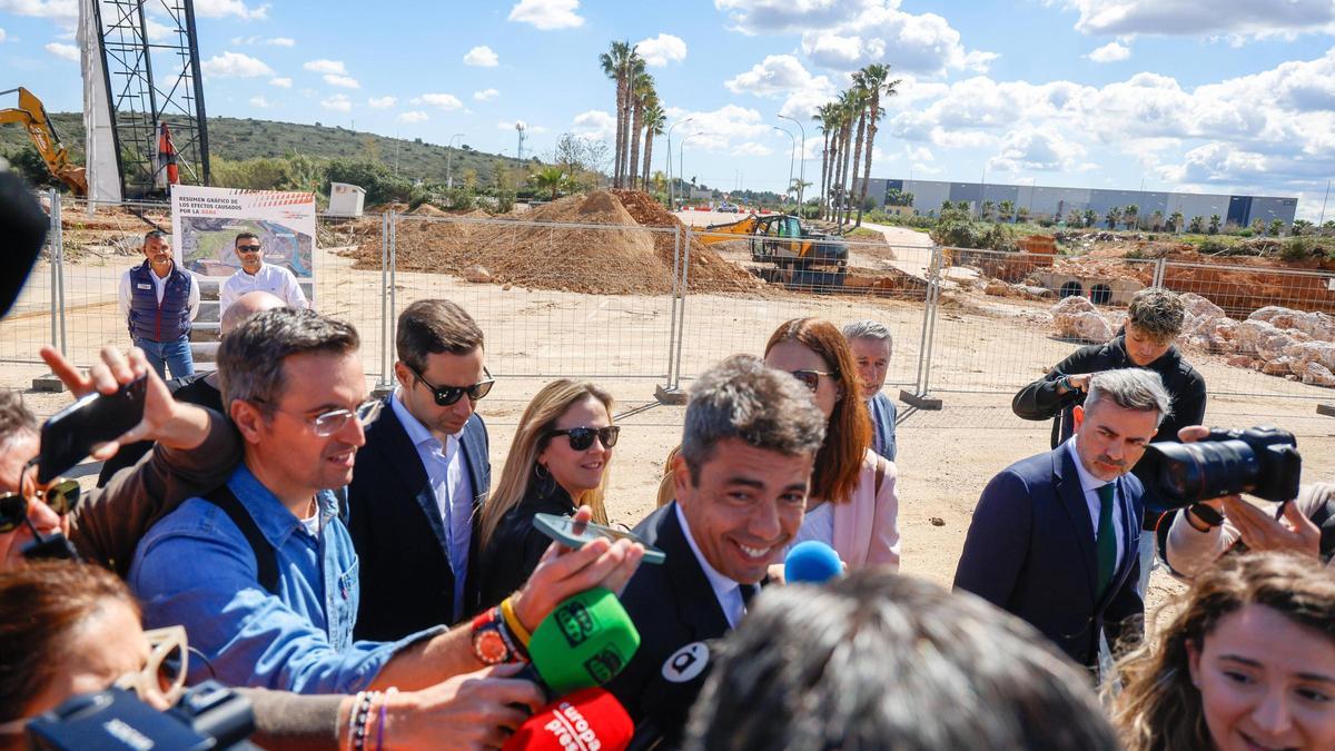 Mazón, ayer, en su visita a las obras de recuperación del Circuit de Cheste.