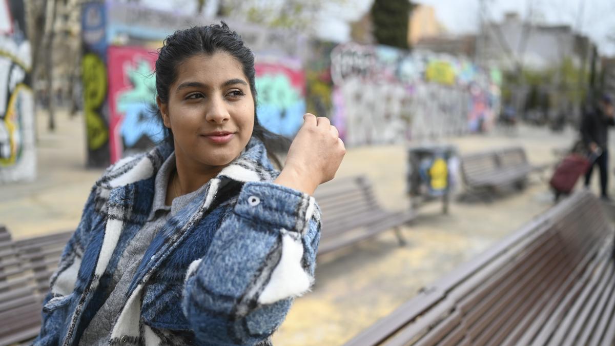 Hifsa, entrenadora de criquet para mujeres pakistanís en Barcelona, fotografiada en el Poble Sec