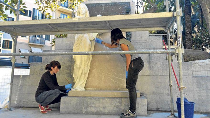 Marta López y Silvia Jovani se han encargado durante dos meses de la restauración del monumento.