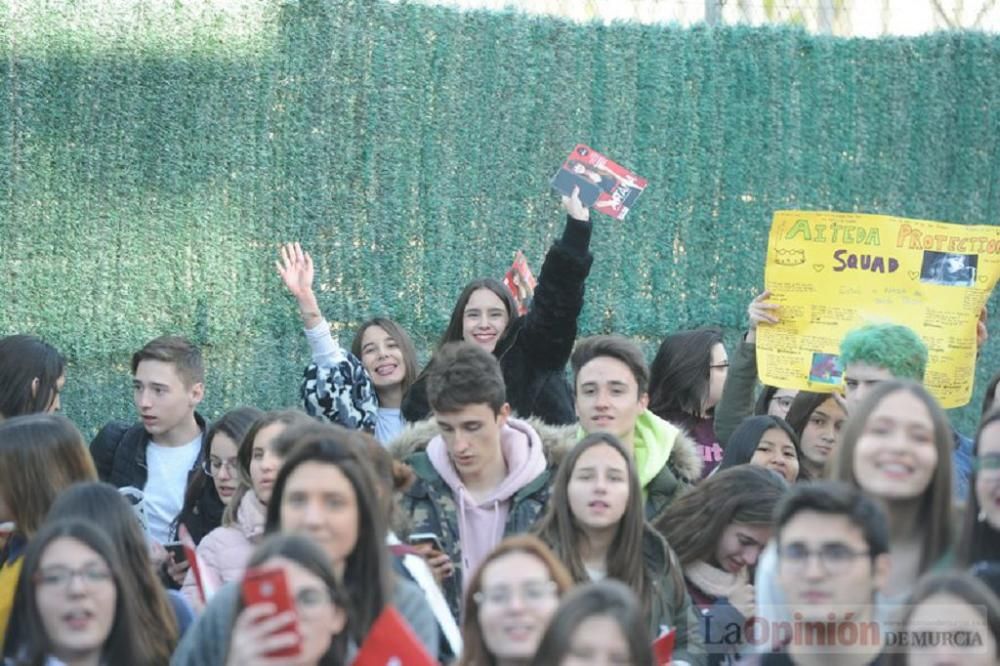 Firma de discos de Aitana en Murcia