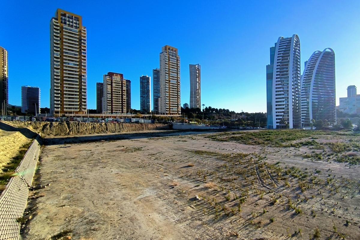 Terrenos de la futura pista de atletismo de Benidorm