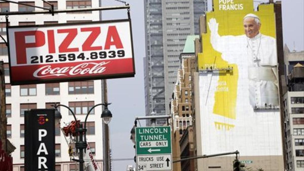 Bienvenida 8 Unos pintores trabajan en un mural de bienvenida al Papa en un edificio de Nueva York.