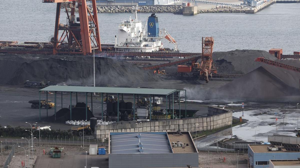 Carbón de NMR en El Musel, en una imagen de archivo.