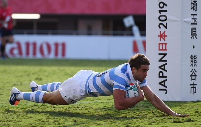 El centro de Argentina, Juan Cruz Mallia, intenta un gol durante el partido de la Copa Mundial de Rugby de Japón 2019 Grupo C entre Argentina y Estados Unidos en el Kumagaya Rugby Stadium en Kumagaya.