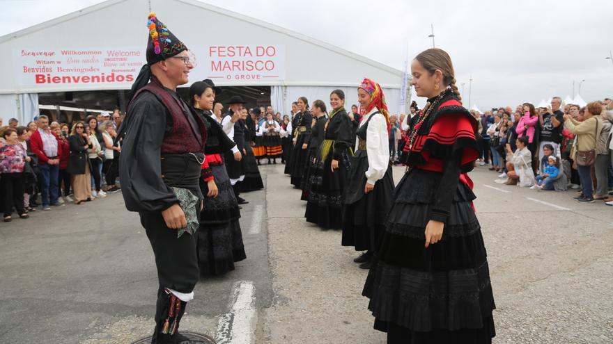 Así se vive, se baila y saborea la Festa do Marisco de O Grove