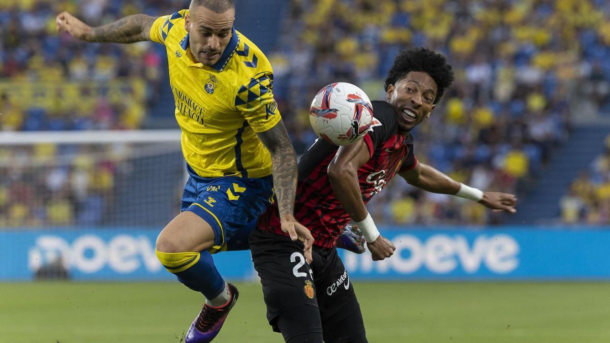 Mojica y Sandro, durante el partido.