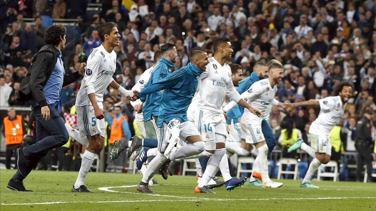 Los jugadores del Madrid celebran la clasificación para su tercera final consecutiva de Champions