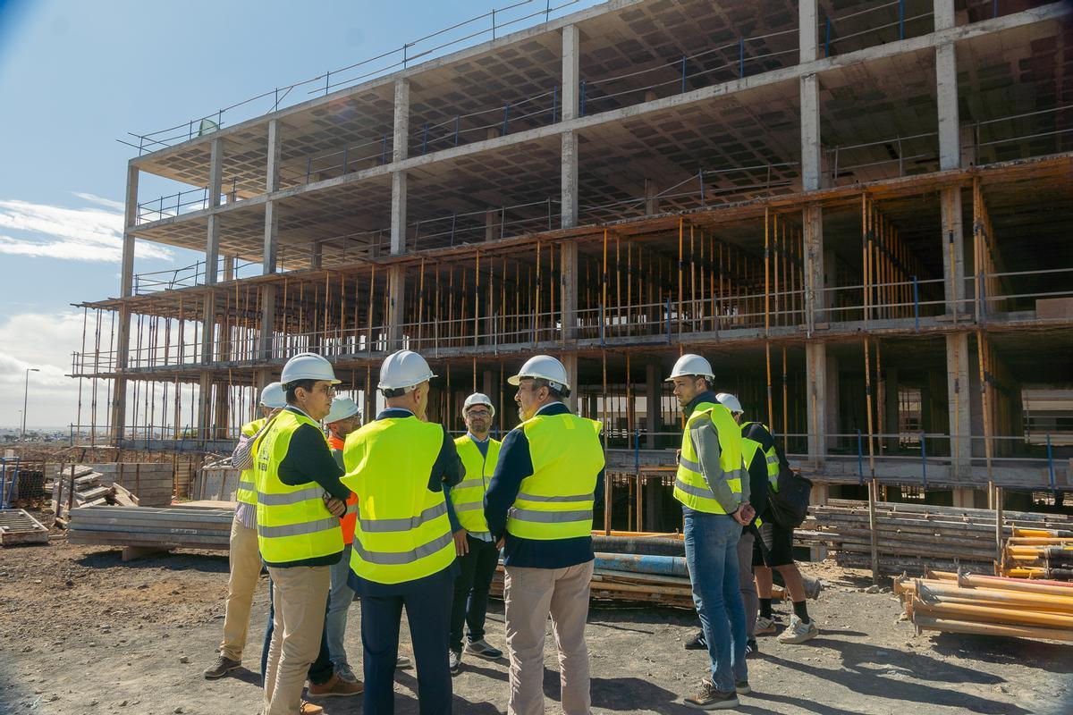 Edificio en obras de la primera promoción de viviendas sociales en Maneje, en Arrecife.