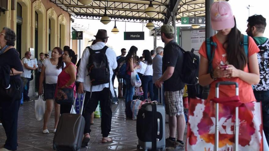 Viajeros en la estación de El Carmen de Murcia ayer a mediodía.