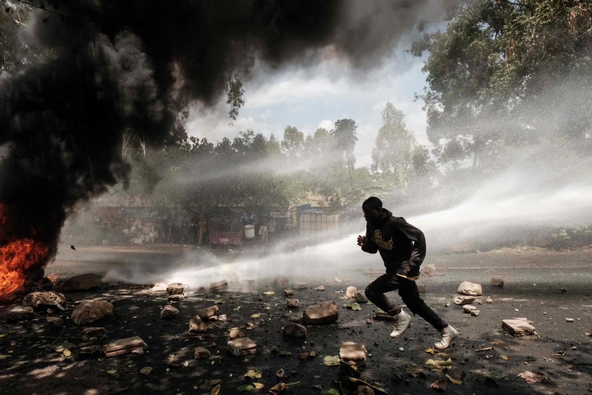 Protesta masiva convocada por el líder de la oposición Raila Odinga, afirma que le robaron las últimas elecciones presidenciales de Kenia y culpa al gobierno por el aumento del costo de vida en Nairobi.