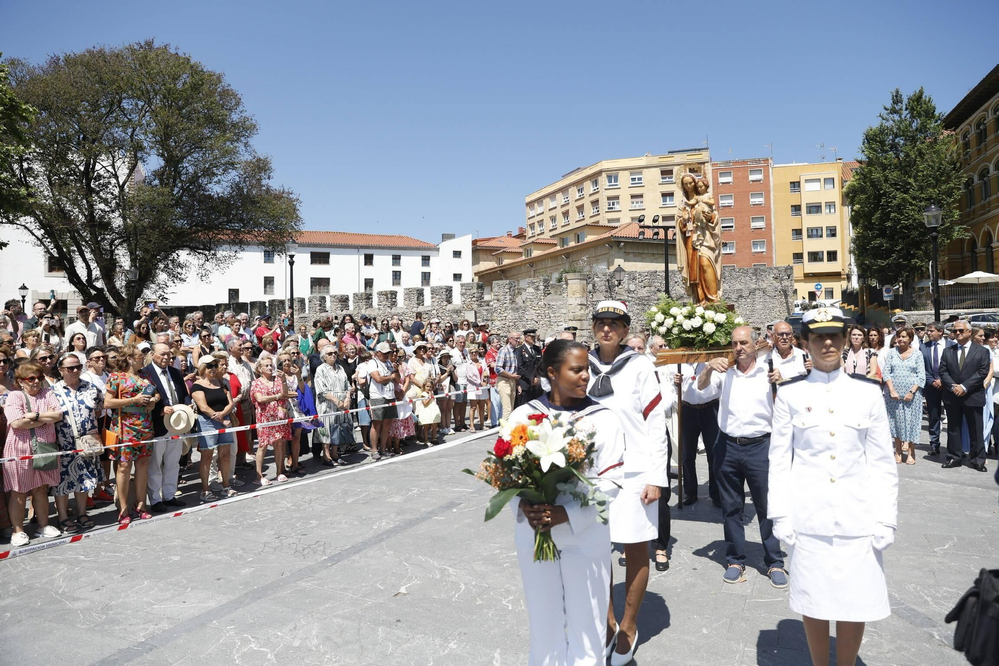 La misa con la Armada y la ofrenda floral del Carmen en Gijón, en imágenes