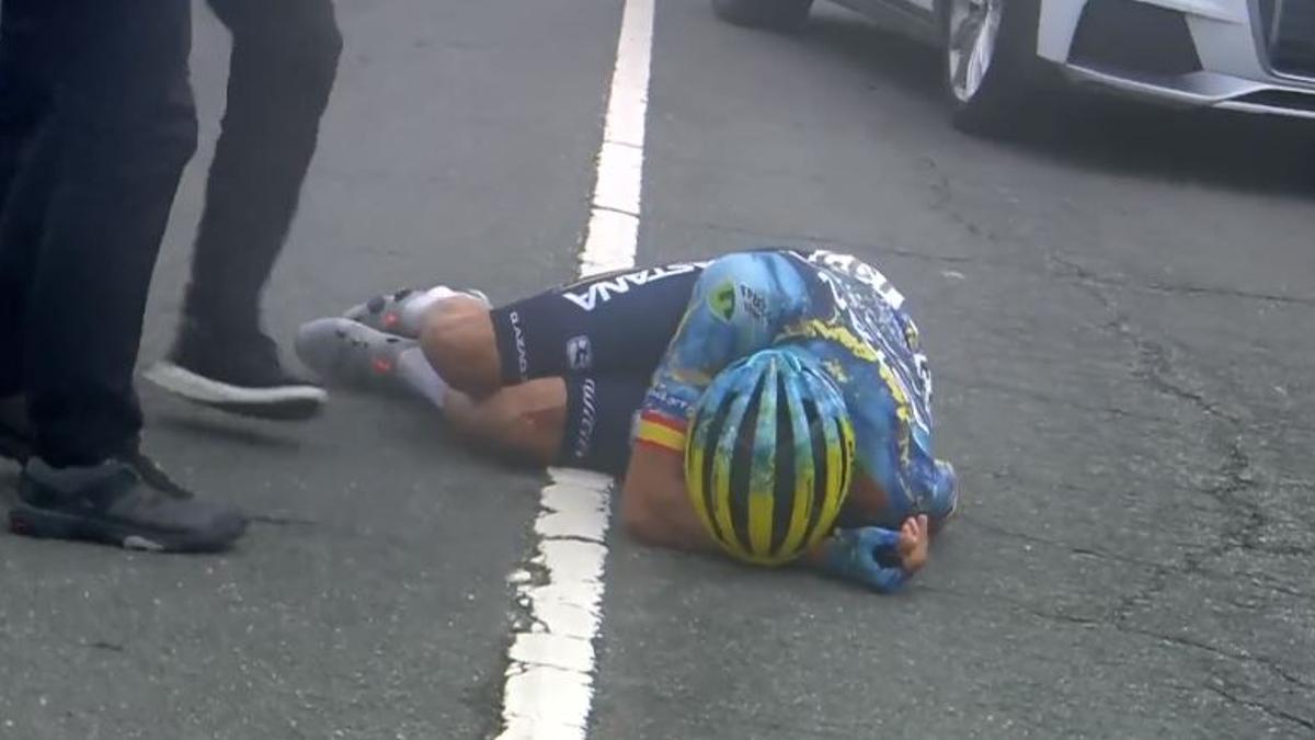 Luis León se duele en el suelo tras sufrir una caída en la Vuelta.