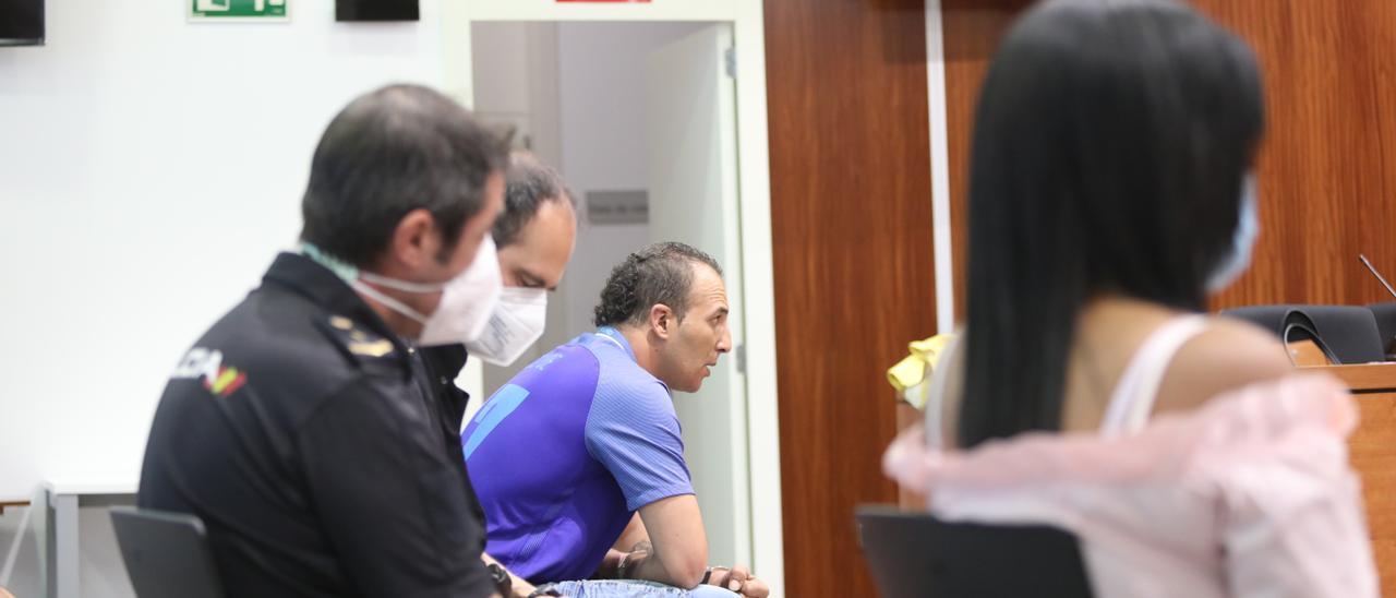 Candy, de espaldas, y Mohamed, de perfil, durante el juicio.