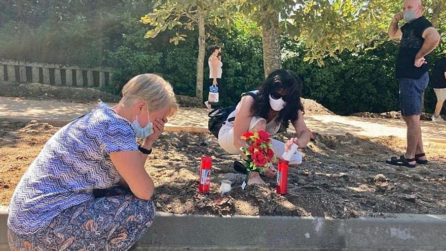 Veïns de la víctima dispositen flors i encenen espelmes en record de la dona assassinada