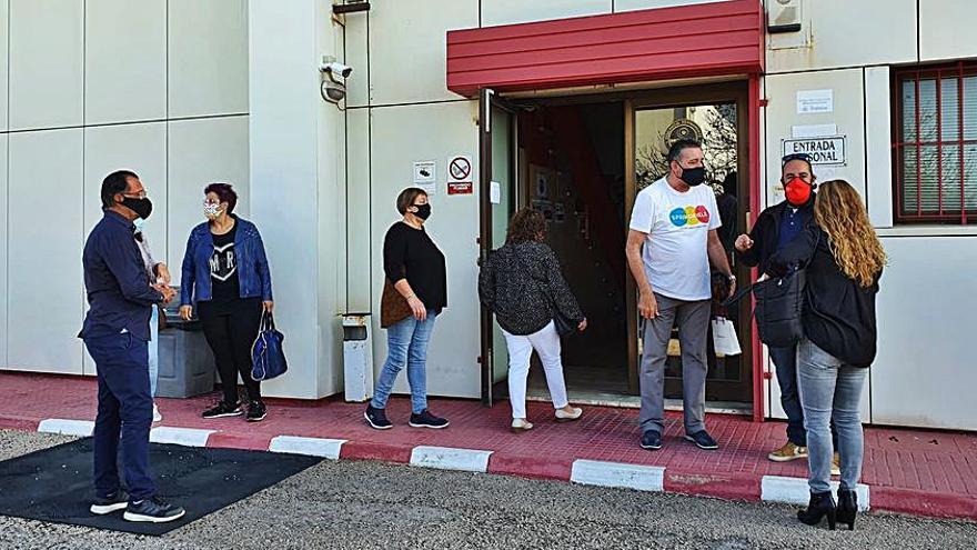 Trabajadores de Majorica esperando a Virginia Abraham.