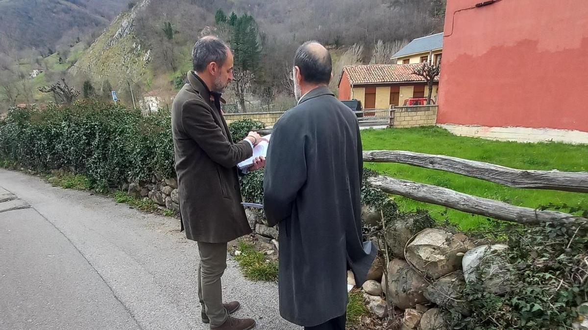 Técnicos del Principado, supervisando una de las posibles ubicaciones del consultorio, en Collanzo.