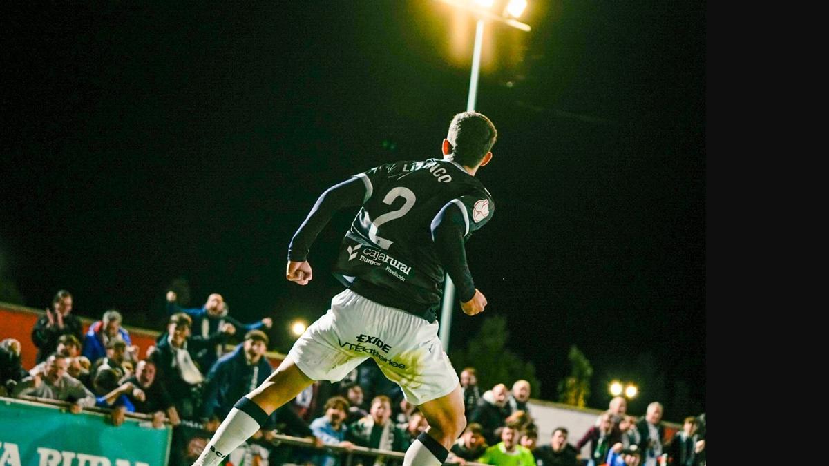 Lizancos celebra su primer gol con el Burgos en la eliminatoria de Copa.