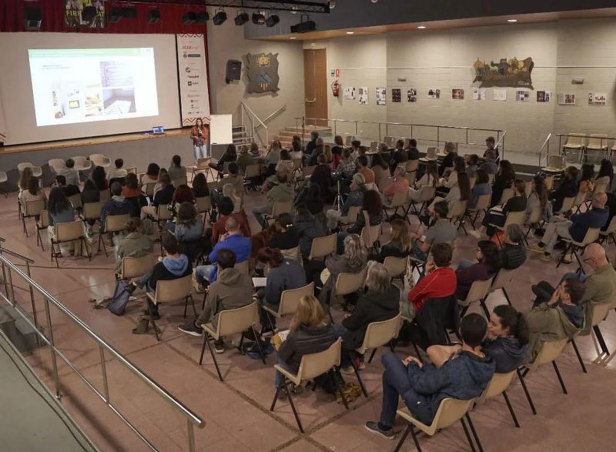 Sala de l’Ateneu plena en una de les xerrades | FIRHÀBITAT