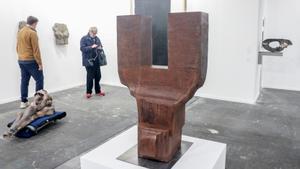 Obra Sin título del escultor Eduardo Chillida, de 1,5 toneladas y un precio de 3,7 millones de euros, dentro de la galería vasca CarrerasMugica