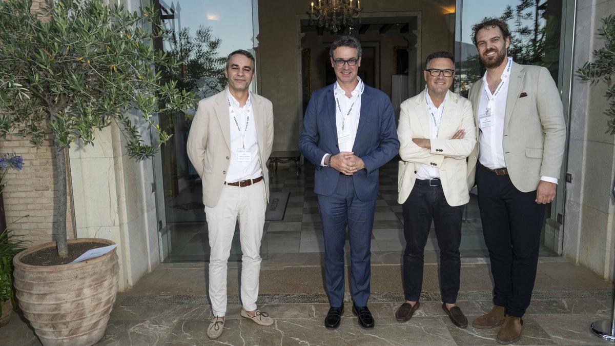 Vizeministerpräsident Antoni Costa (2.v.li) mit seinen Mitarbeitern Roberto Diéz (li.) und Alejandro Sanz (2.v.re.) sowie Christian Plattes.