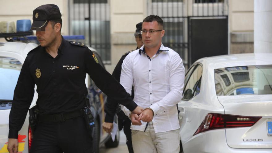 El acusado llega detenido a la Audiencia el primer día del juicio