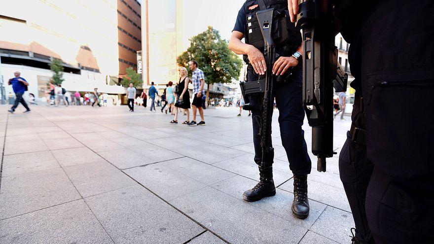Refuerzos de policía nacional en la céntrica calle comercial de Preciados de Madrid.