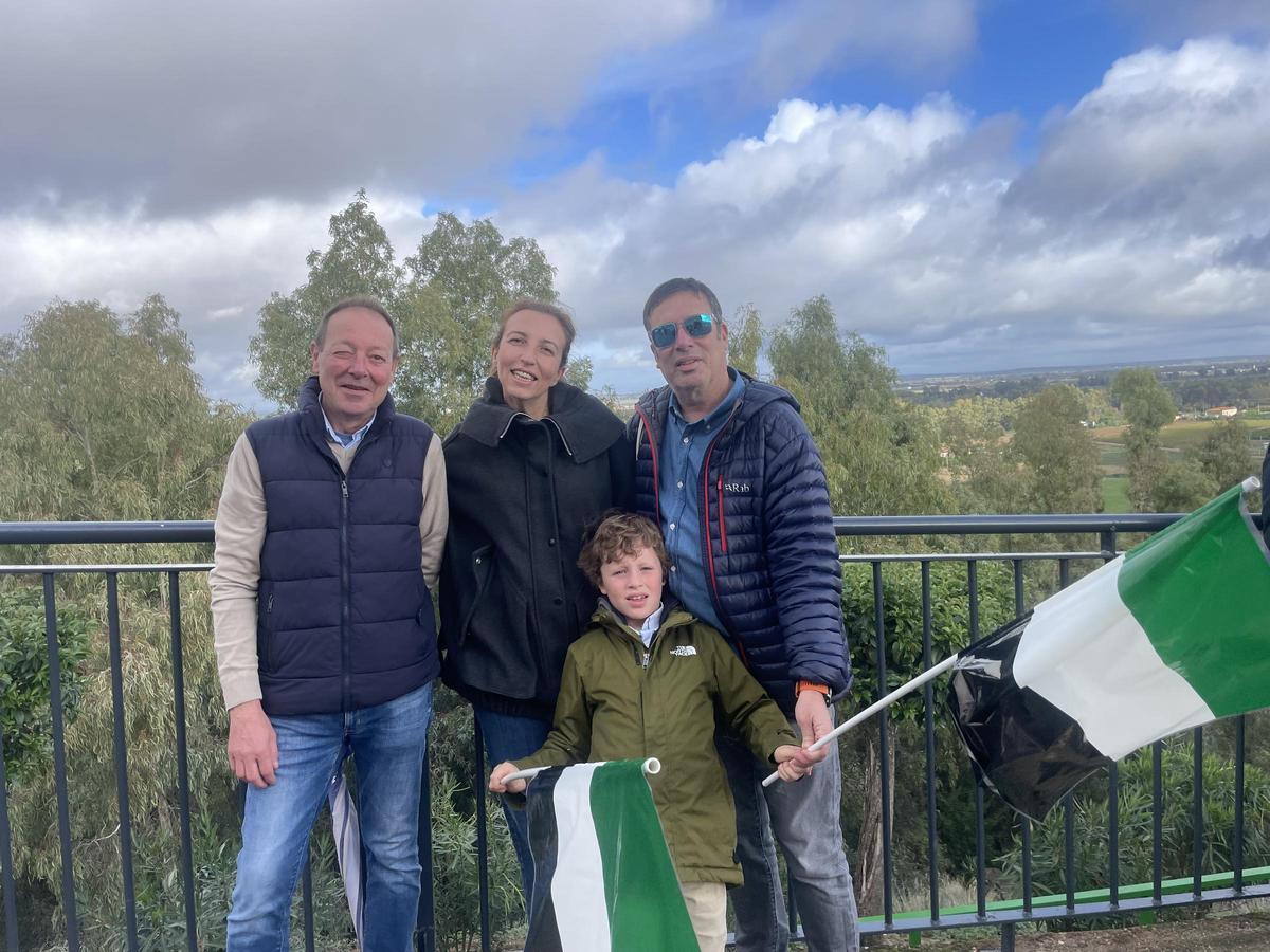 El lobonero Manuel Antolín Marsal con su familia.