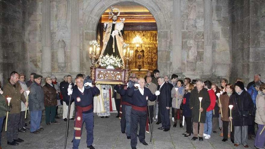 Momento en el que la imagen de San José sale en procesión desde la excolegiata. // Santos Álvarez