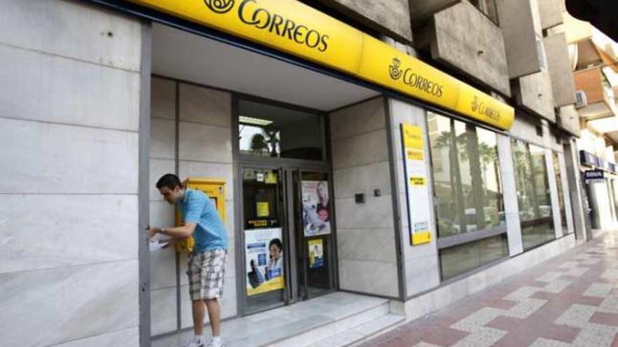 La oficina que Correos tiene en la calle Ancha de Castelar, en San Vicente.
