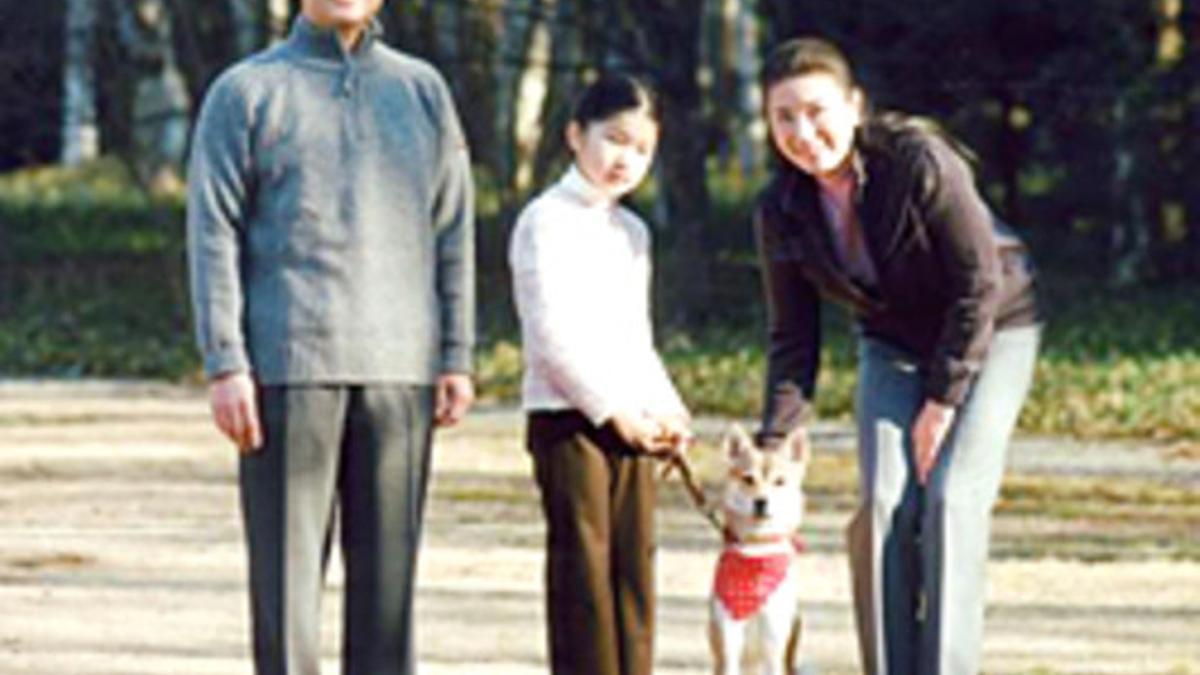 La princesa japonesa Aiko posa con sus padres, Naruhito y Masako, en los jardines de palacio, el pasado enero.