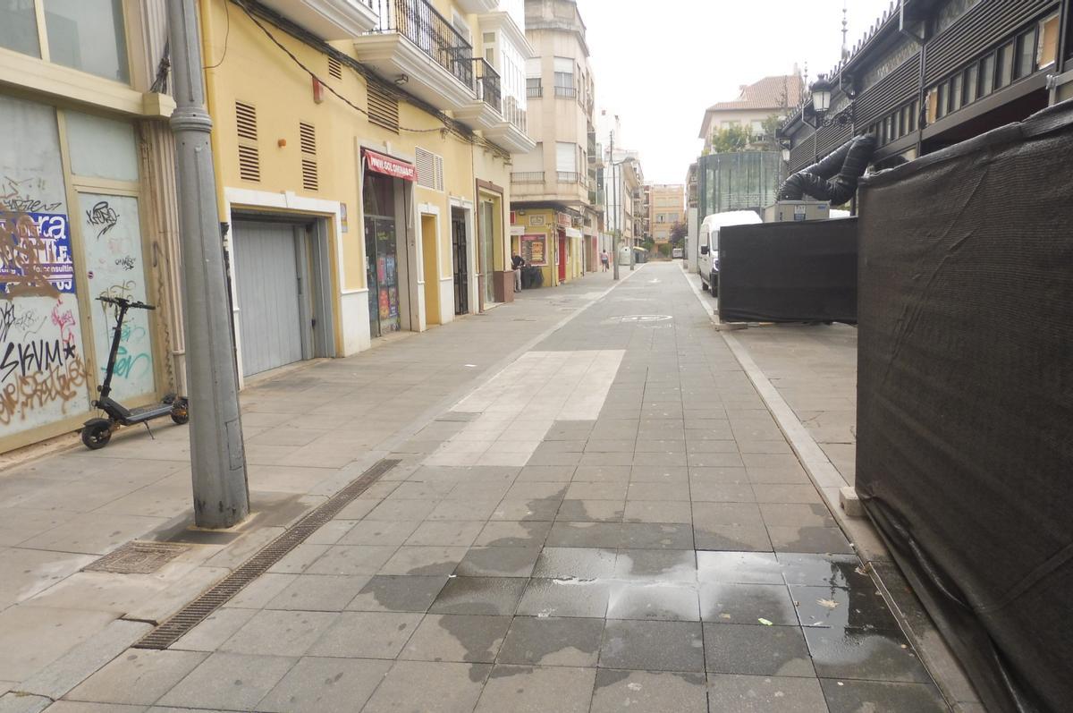 Charcos de agua en la calle.
