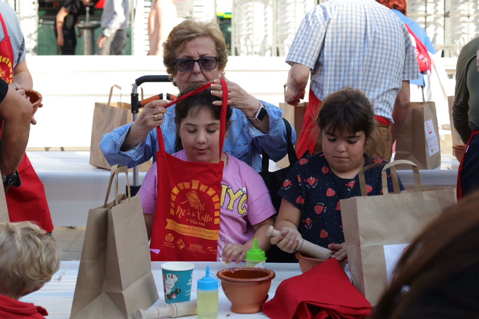 FOTOGALERÍA I Las imágenes de la Nit de la Xulla y del encuentro de elaboración de allioli de las fiestas de Vila-real