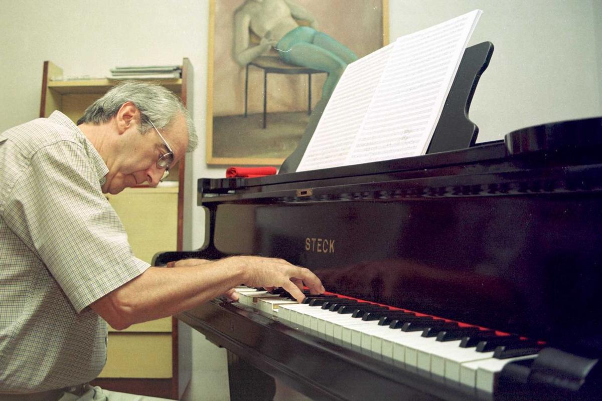 Imatge d'arxiu de l'any 2002, amb Beltrán donant forma a una composició musical.