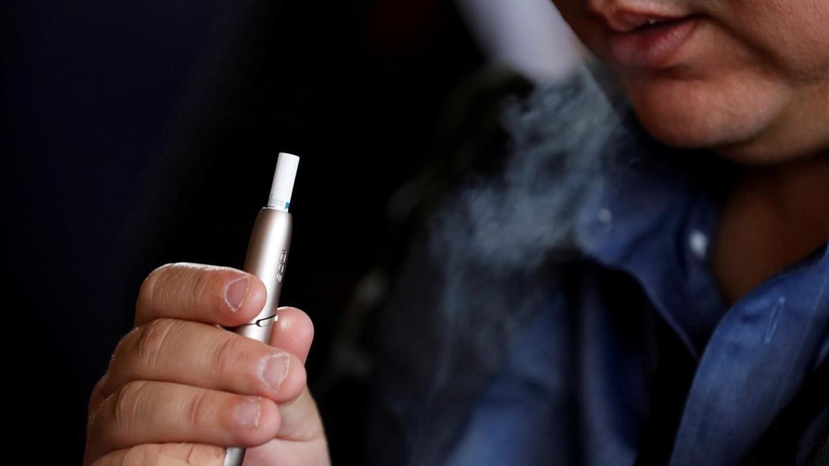 Un hombre fuma el IQOS, el cigarrillo electrónico de Philip Morris