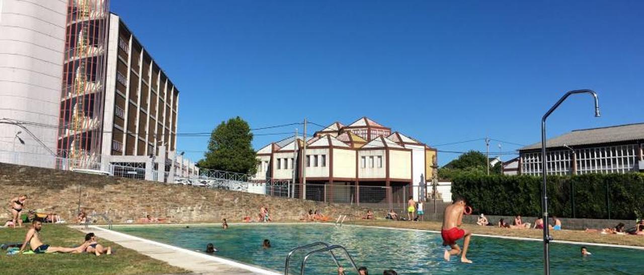 Usuarios disfrutan de la piscina de Cerámicas do Castro.   | // LA OPINIÓN